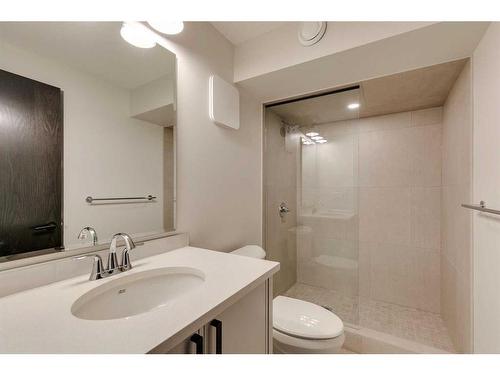 20 Varbay Place Nw, Calgary, AB - Indoor Photo Showing Bathroom