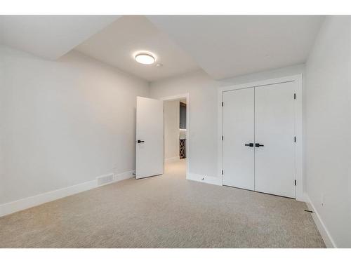 928 33A Street Nw, Calgary, AB - Indoor Photo Showing Other Room