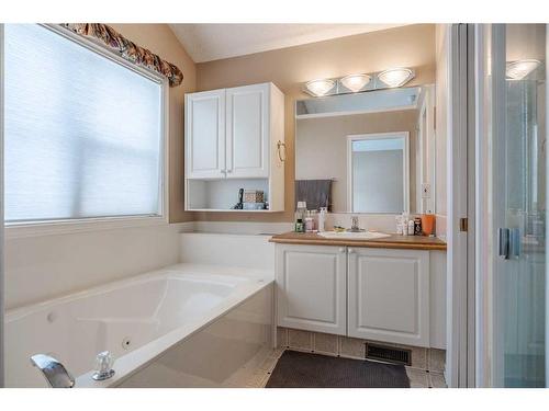 1204 5 Avenue Nw, Calgary, AB - Indoor Photo Showing Bathroom