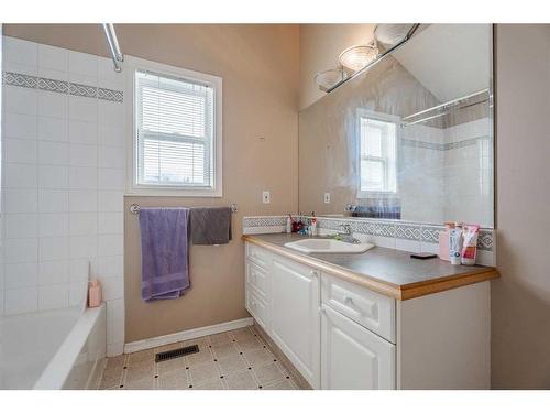 1204 5 Avenue Nw, Calgary, AB - Indoor Photo Showing Bathroom
