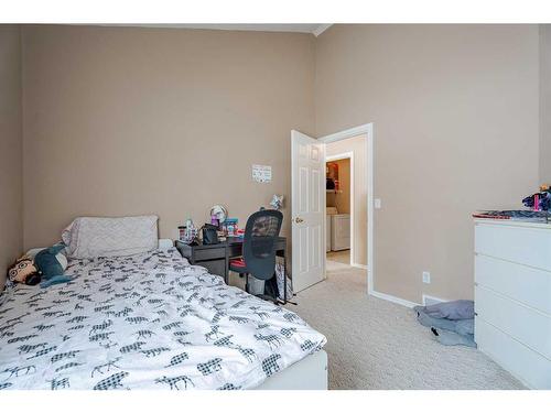 1204 5 Avenue Nw, Calgary, AB - Indoor Photo Showing Bedroom