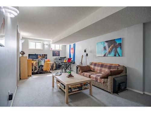 1204 5 Avenue Nw, Calgary, AB - Indoor Photo Showing Living Room