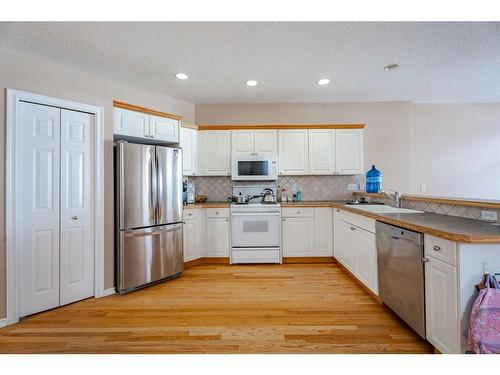 1204 5 Avenue Nw, Calgary, AB - Indoor Photo Showing Kitchen