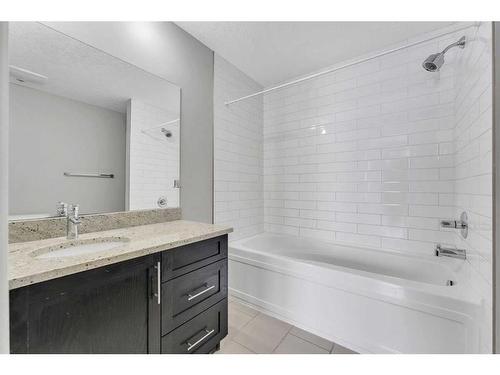 106-117 19 Avenue Ne, Calgary, AB - Indoor Photo Showing Bathroom