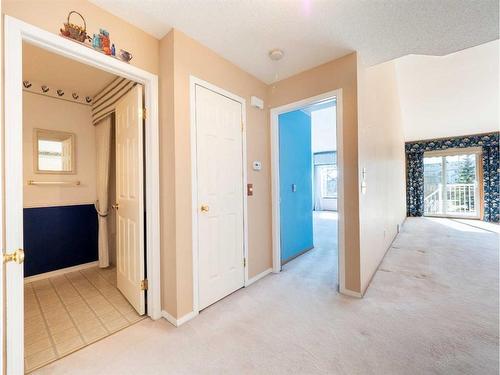 94 Somervale Point Sw, Calgary, AB - Indoor Photo Showing Other Room