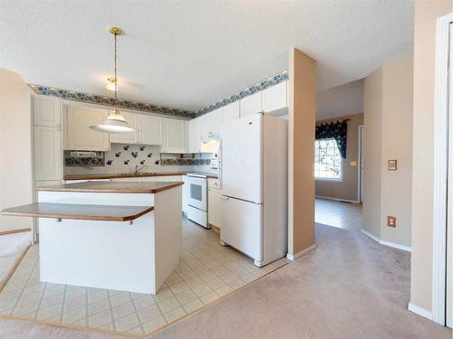 94 Somervale Point Sw, Calgary, AB - Indoor Photo Showing Kitchen