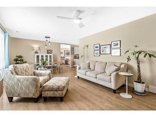 77 2 Street Se, High River, AB - Indoor Photo Showing Living Room
