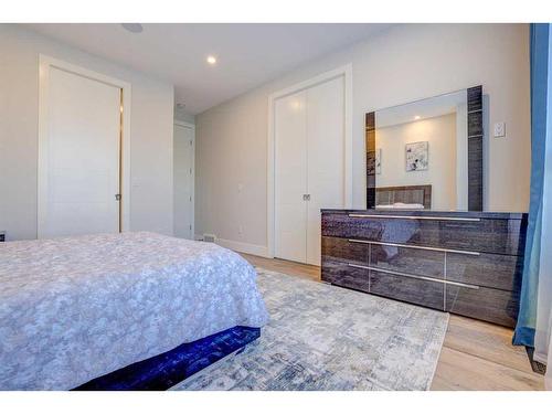 419 36 Street Sw, Calgary, AB - Indoor Photo Showing Bedroom