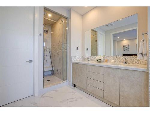 419 36 Street Sw, Calgary, AB - Indoor Photo Showing Bathroom