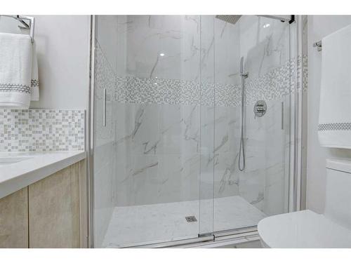 419 36 Street Sw, Calgary, AB - Indoor Photo Showing Bathroom
