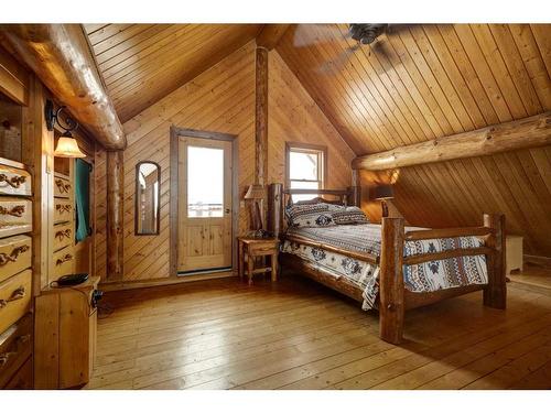 295024 Twp Rd 154, Rural Willow Creek No. 26, M.D. Of, AB - Indoor Photo Showing Bedroom