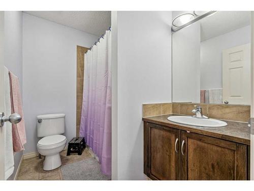 78 Heritage Landing, Cochrane, AB - Indoor Photo Showing Bathroom