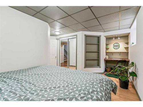 78 Heritage Landing, Cochrane, AB - Indoor Photo Showing Bedroom