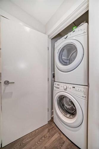 520-38 9 Street Ne, Calgary, AB - Indoor Photo Showing Laundry Room