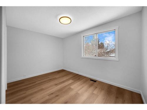 741 120 Avenue Sw, Calgary, AB - Indoor Photo Showing Other Room