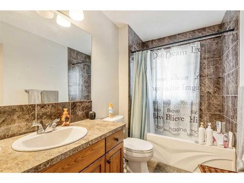 522 27 Street South, Lethbridge, AB - Indoor Photo Showing Bathroom