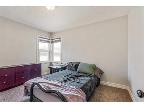 522 27 Street South, Lethbridge, AB - Indoor Photo Showing Bedroom