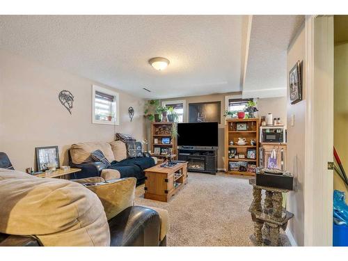 522 27 Street South, Lethbridge, AB - Indoor Photo Showing Living Room