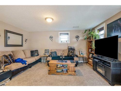522 27 Street South, Lethbridge, AB - Indoor Photo Showing Living Room