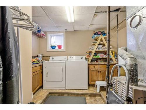522 27 Street South, Lethbridge, AB - Indoor Photo Showing Laundry Room