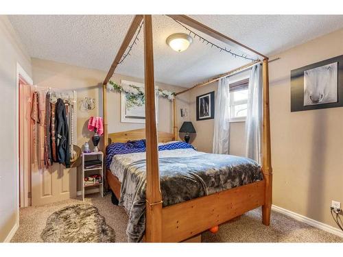 522 27 Street South, Lethbridge, AB - Indoor Photo Showing Bedroom
