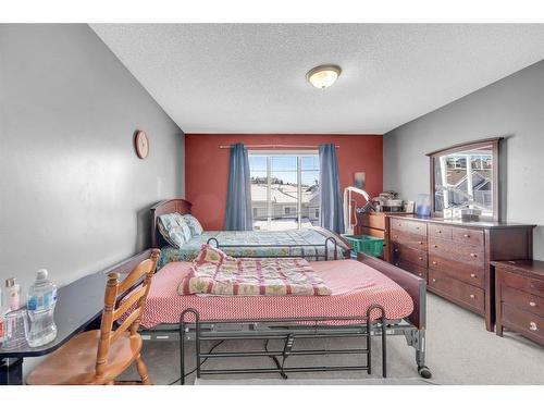 150 Hidden Creek Gardens Nw, Calgary, AB - Indoor Photo Showing Bedroom