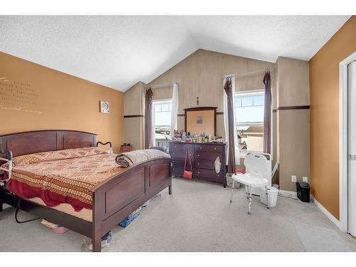 150 Hidden Creek Gardens Nw, Calgary, AB - Indoor Photo Showing Bedroom