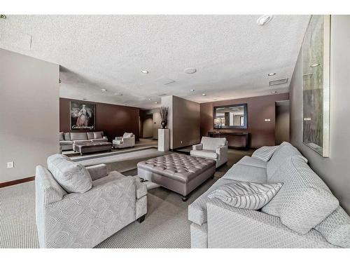 502D-500 Eau Claire Avenue Sw, Calgary, AB - Indoor Photo Showing Living Room