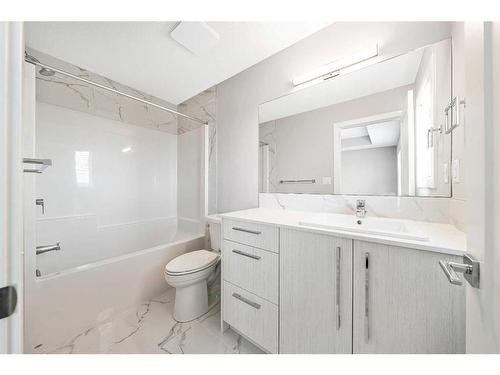 533 Walgrove Boulevard Se, Calgary, AB - Indoor Photo Showing Bathroom