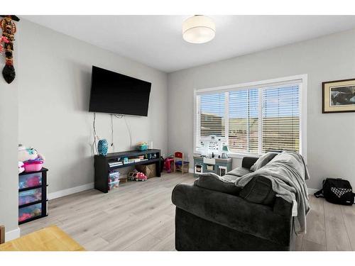 533 Walgrove Boulevard Se, Calgary, AB - Indoor Photo Showing Living Room