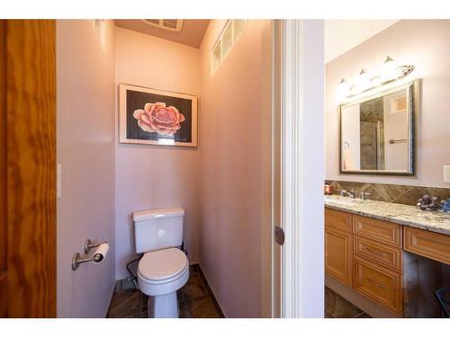 940 40 Street Sw, Calgary, AB - Indoor Photo Showing Bathroom