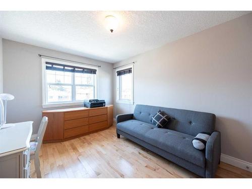 940 40 Street Sw, Calgary, AB - Indoor Photo Showing Bedroom
