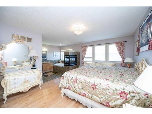 940 40 Street Sw, Calgary, AB - Indoor Photo Showing Bedroom
