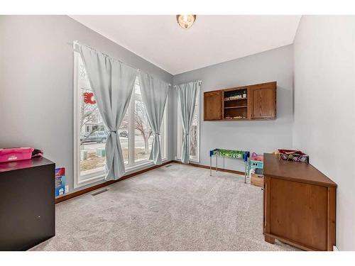 92 Douglas Woods Grove Se, Calgary, AB - Indoor Photo Showing Other Room