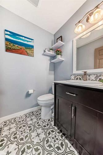 92 Douglas Woods Grove Se, Calgary, AB - Indoor Photo Showing Bathroom