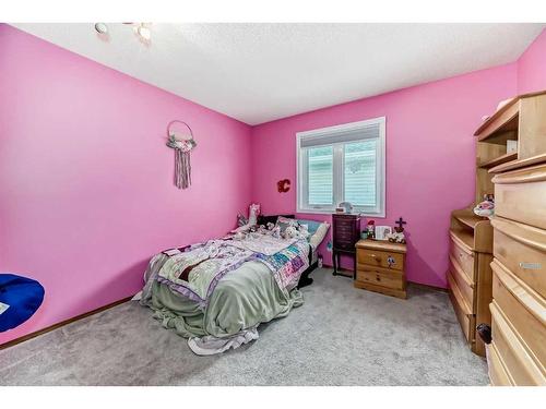 92 Douglas Woods Grove Se, Calgary, AB - Indoor Photo Showing Bedroom