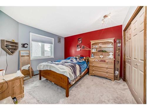 92 Douglas Woods Grove Se, Calgary, AB - Indoor Photo Showing Bedroom