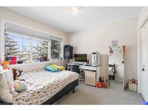 42 Crestmont Drive, Calgary, AB - Indoor Photo Showing Bedroom