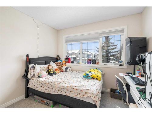 42 Crestmont Drive, Calgary, AB - Indoor Photo Showing Bedroom