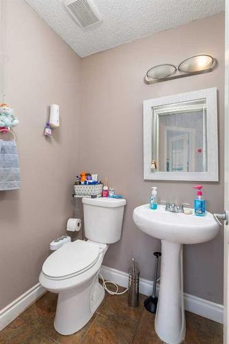 42 Crestmont Drive, Calgary, AB - Indoor Photo Showing Bathroom