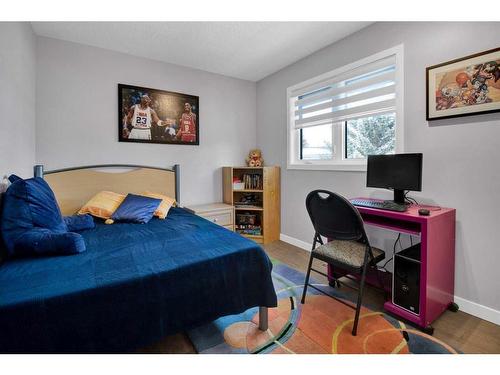 239 Douglasbank Drive Se, Calgary, AB - Indoor Photo Showing Bedroom