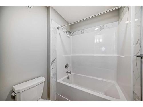 199 Lucas Close Nw, Calgary, AB - Indoor Photo Showing Bathroom