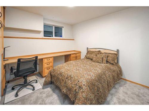5638 Coach Hill Road Sw, Calgary, AB - Indoor Photo Showing Bedroom