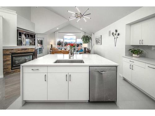 5638 Coach Hill Road Sw, Calgary, AB - Indoor Photo Showing Kitchen