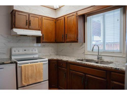 127 Whiteview Close Ne, Calgary, AB - Indoor Photo Showing Kitchen With Double Sink