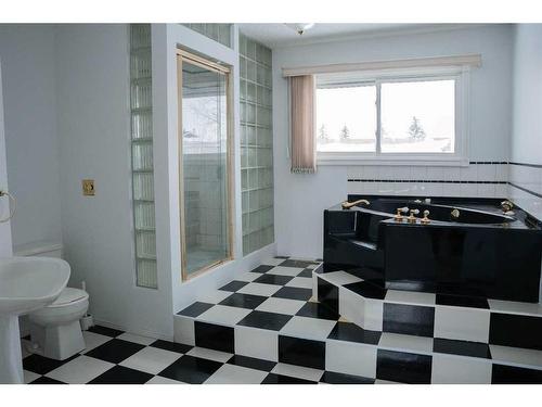 127 Whiteview Close Ne, Calgary, AB - Indoor Photo Showing Bathroom