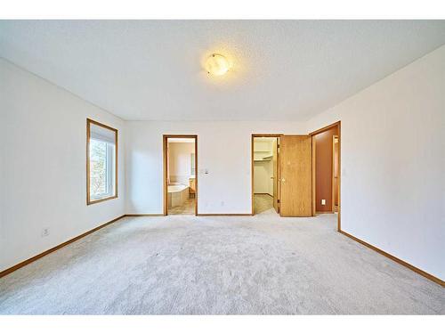 21 Edgepark Place Nw, Calgary, AB - Indoor Photo Showing Other Room