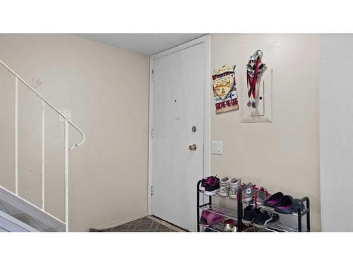 11-3809 45 Street Sw, Calgary, AB - Indoor Photo Showing Other Room