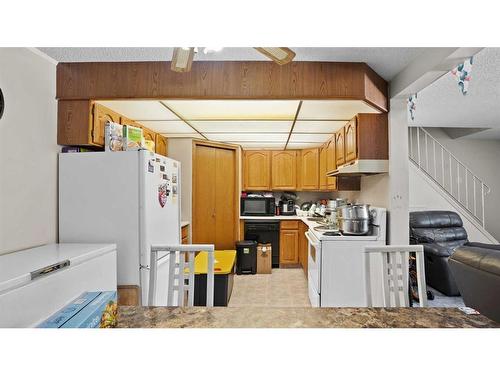 11-3809 45 Street Sw, Calgary, AB - Indoor Photo Showing Kitchen