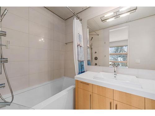 3006 5A Street Sw, Calgary, AB - Indoor Photo Showing Bathroom